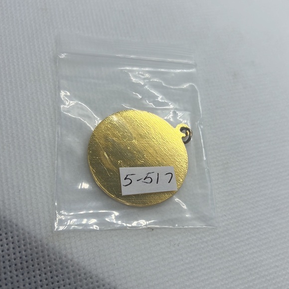 MUSICAL INSTRUMENT PENDANT CHARM GOLD TONE, PIANO, VIOLIN, SAXOPHONE, NOTES - Picture 9 of 9